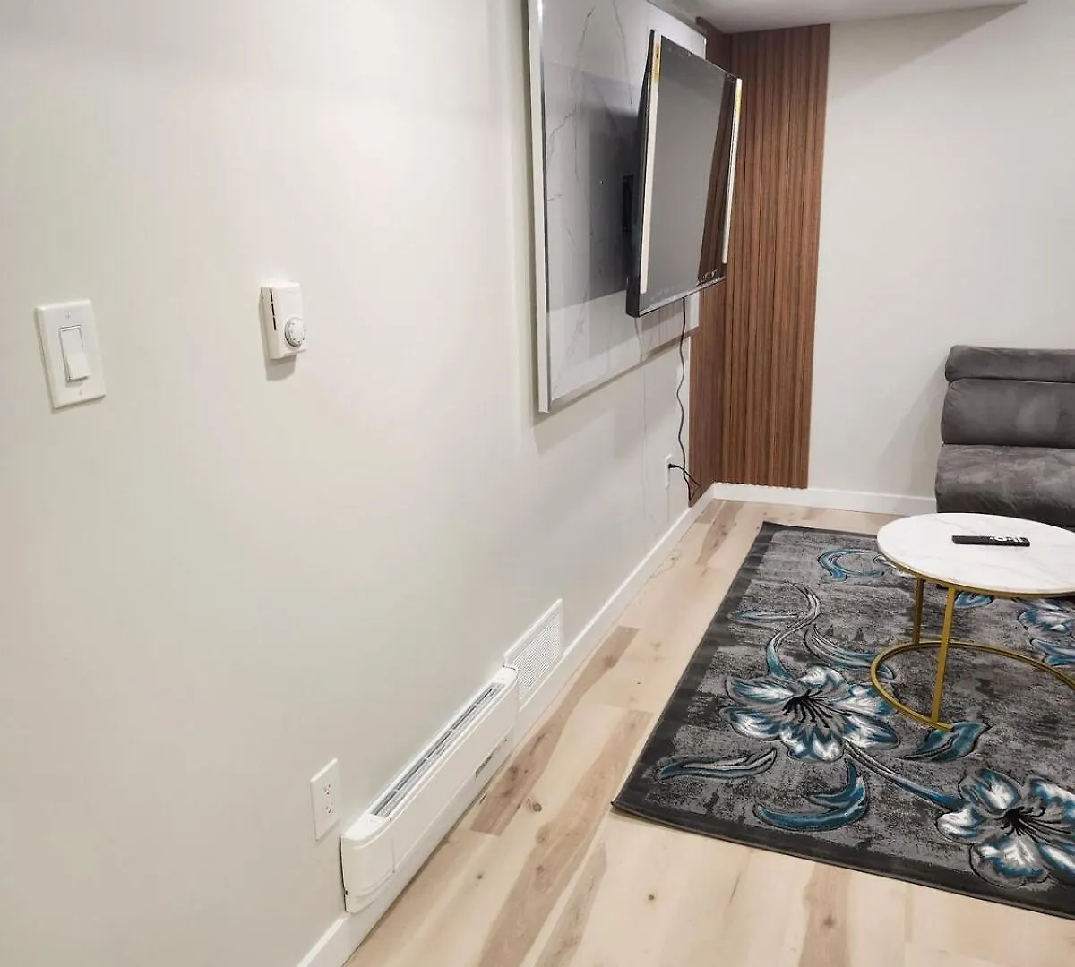 F&B Exquisite Guest Room 0*, Winnipeg Canada